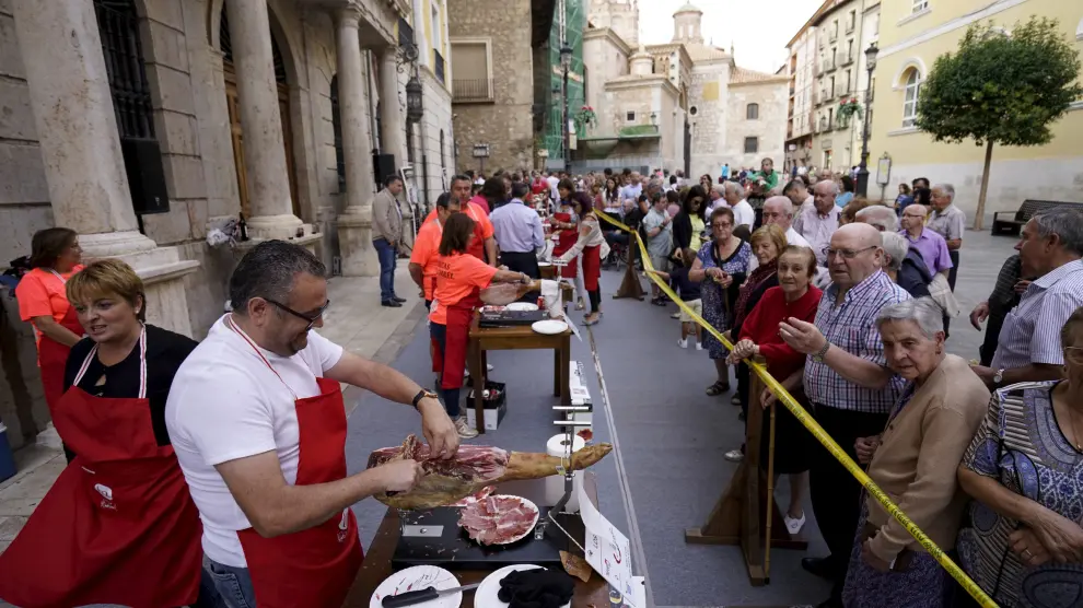 Grupos de cortadores, en la plaza del Ayuntamiento. El público fue invitado a comer jamón.