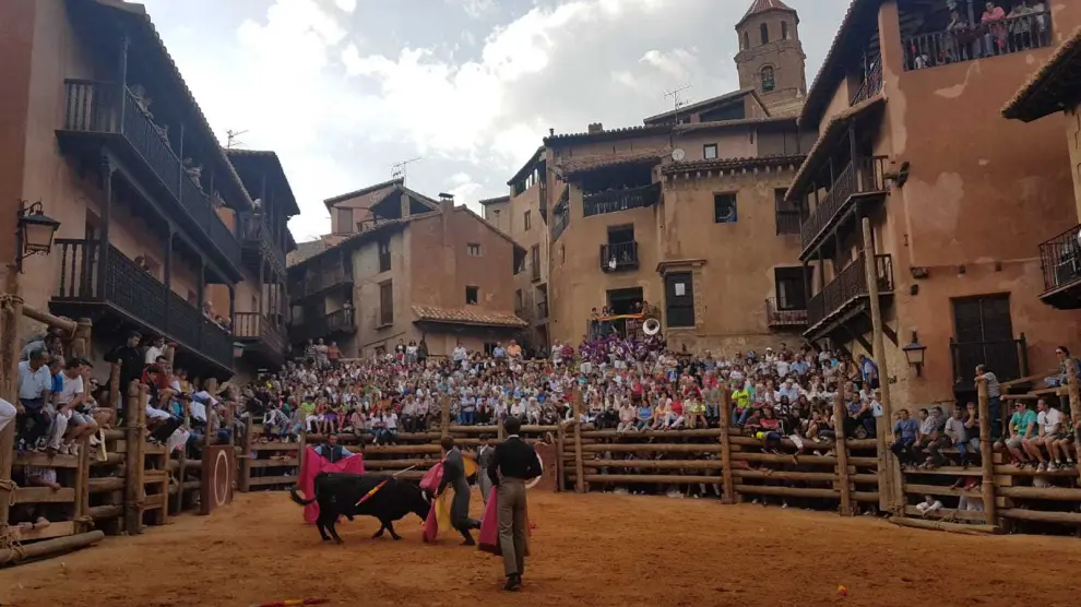 La plaza de Albarracín, con público hasta la bandera durante el encierro taurino de este sábado.