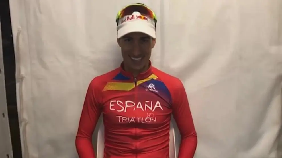 Mario Mola celebra su triunfo como tri-campeón del mundo en Triatlón