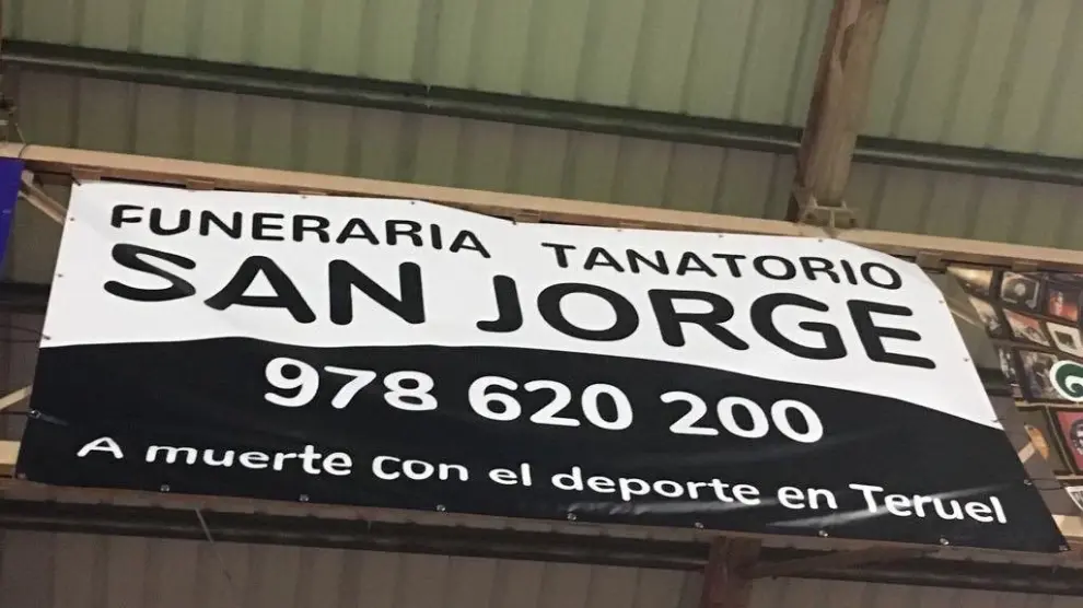 El cartel, colocado en la tribuna del campo de fútbol Pinilla de Teruel desde el pasado viernes