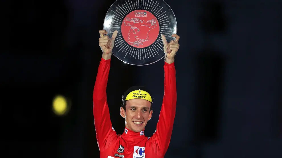 Simon Yates celebra su triunfo en la Vuelta.