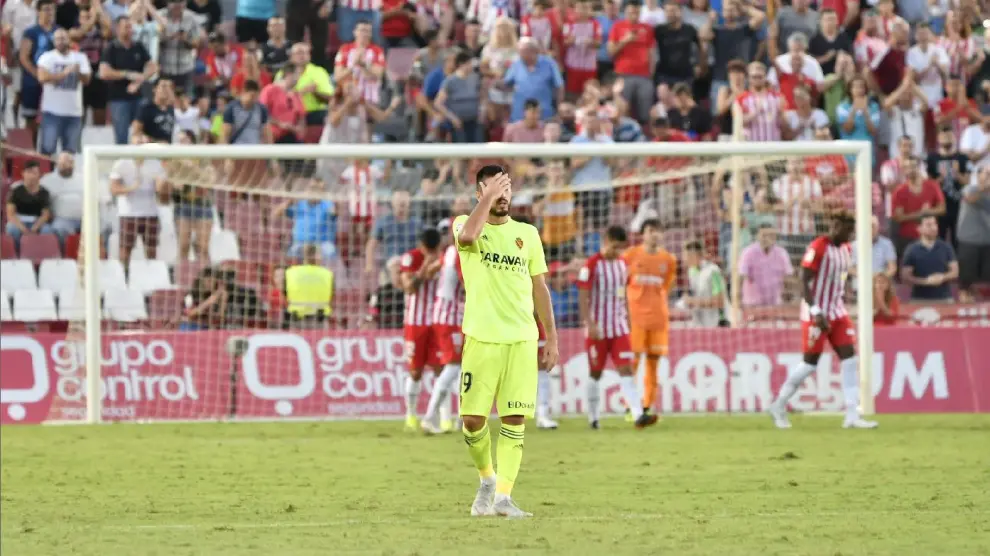 Papunashvili, con las manos en la cara, nada más suceder el desastre del 2-1 del Almería tras un error suyo por una actitud individualista en un ataque que debió ser el 1-2 para el Zaragoza y que él perdió.