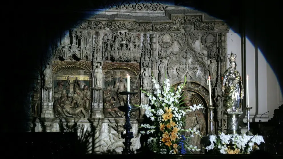 Detalle del altar durante la vigilia juvenil, dentro de los actos del centenario de la Coronación de la Virgen.