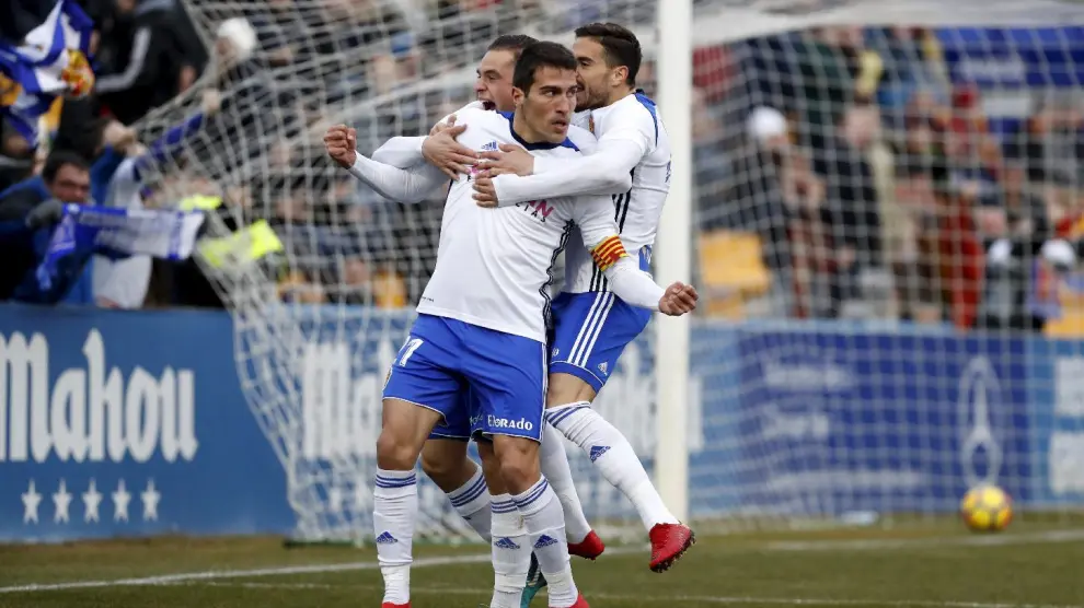Zapater, abrazado por detrás por Ros (junto a Pombo), celebrando el gol que anotó el ejeano el año pasado en Alcorcón.