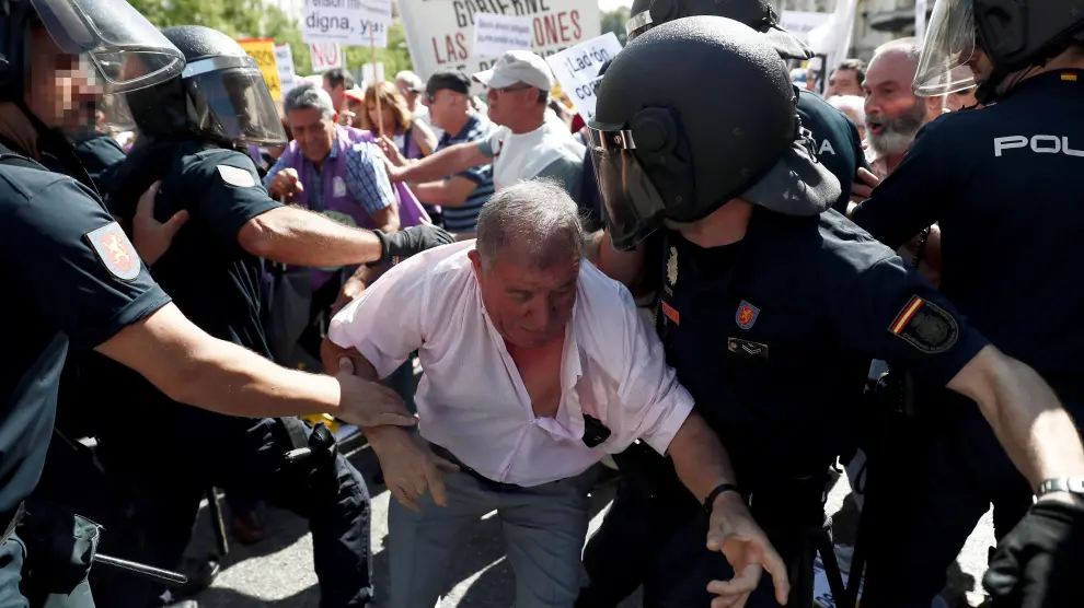 Tensión entre la Policía y los pensionistas por no permitirles llegar a las puertas del Congreso