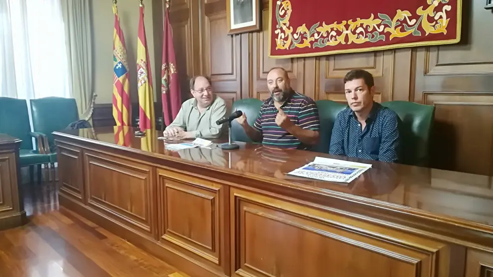 Julio Esteban, Jorge Moradell y Javier Domingo, durante la presentación del Campeonato de Aragón de Lanzamiento de Saco