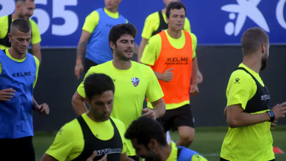 Varios futbolistas del Huesca, durante un entrenamiento de esta semana.