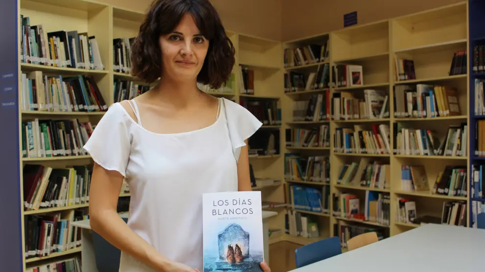 Marta Armingol, con su primera novela en Sariñena.