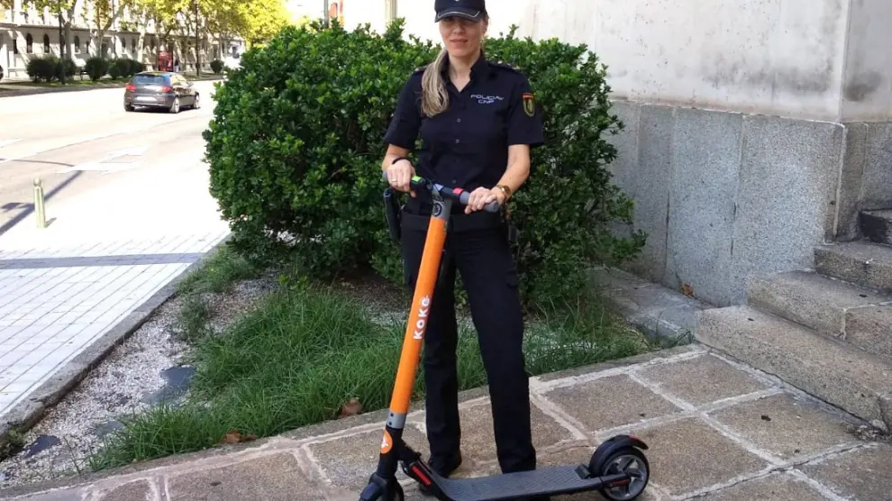 Una agente de la Policía Nacional de Zaragoza, tras recuperar un patinete robado.