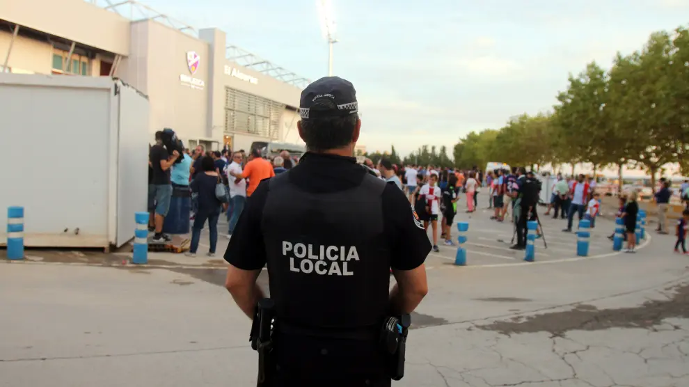 Un agente de la Policía Local de Huesca junto a campo de El Alcoraz el 14 de septiembre.