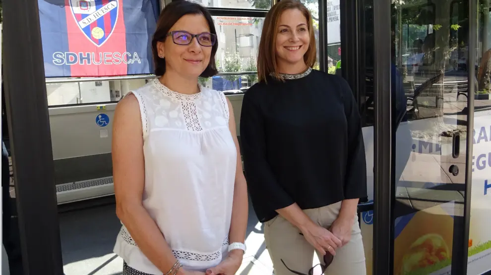 Teresa Sas, Concejala de Seguridad Ciudadana y Movilidad, y Silvia López, gerente de Operaciones de Alosa, han valorado positivamente este jueves el servicio de autobuses a El Alcoraz.