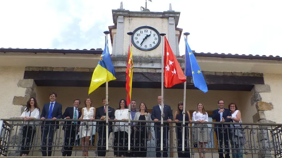 Concejales de Juntos por Torrelodones en el balcón de la Alcaldía el día de la investidura en 2015.