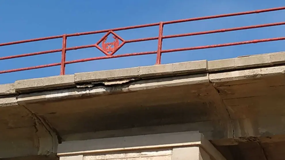 El puente de la carretera A-1105 en Gelsa presenta un trazado deteriorado y estrecho.