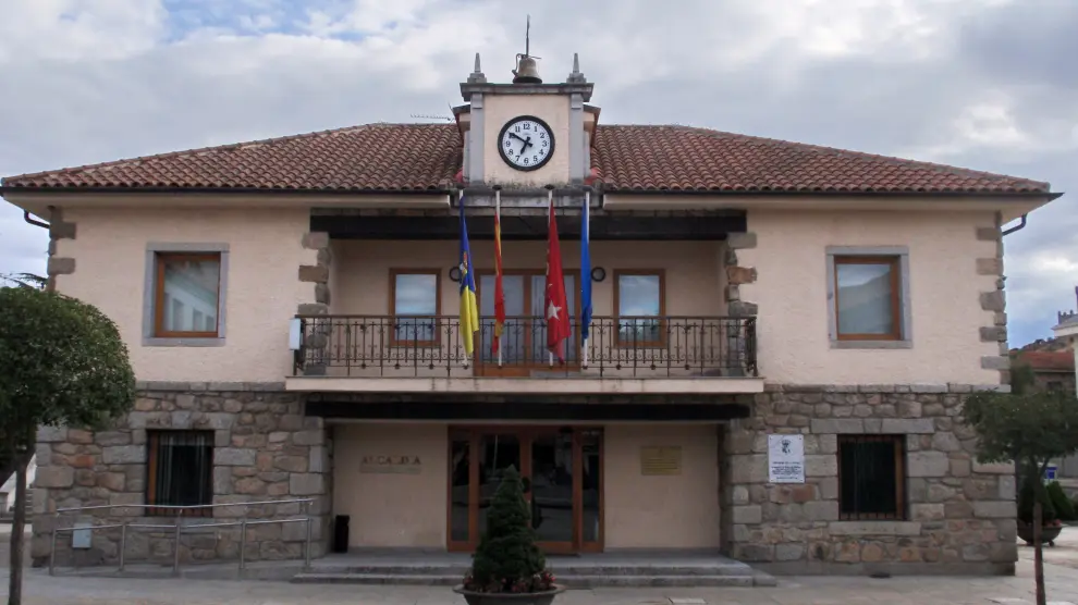 Fachada del Ayuntamiento de Torrelodones.