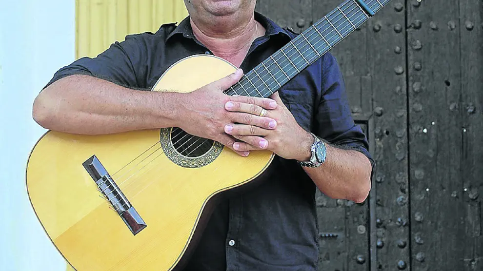 Pablo Gracia, con su guitarra, en su localidad natal, Huerto.