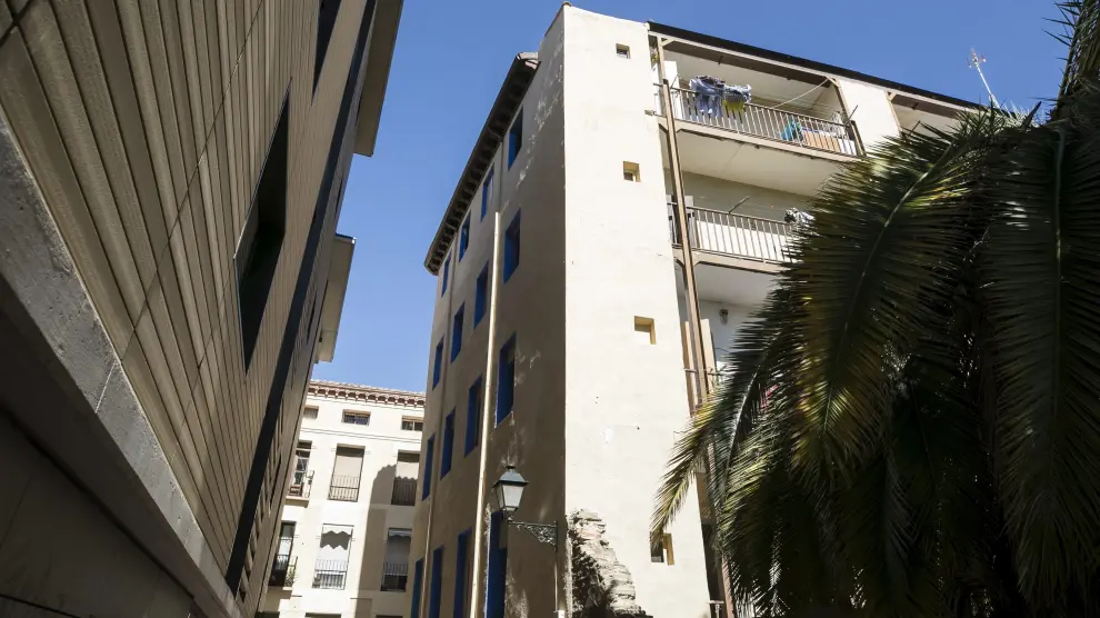 El joven se precipitó al vacío desde el tejado del edificio del fondo, en la esquina de las calles de Ramón Pignatelli y Escopetería, en el casco Histórico de Zaragoza.