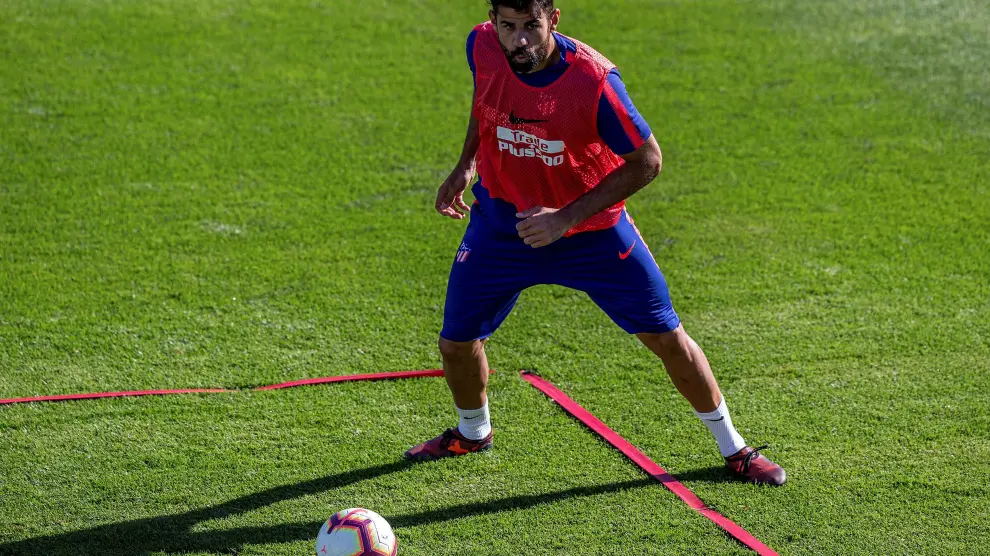 Diego Costa, en imagen en el entrenamiento de este viernes, es junto a Griezmann una de las grandes amenazas por parte del poderoso Atlético de Madrid.