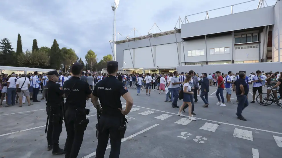 Tres policías observan a los aficionados, muchos de ellos de la Real Sociedad, antes del comienzo del partido de este pasado viernes en El Alcoraz.