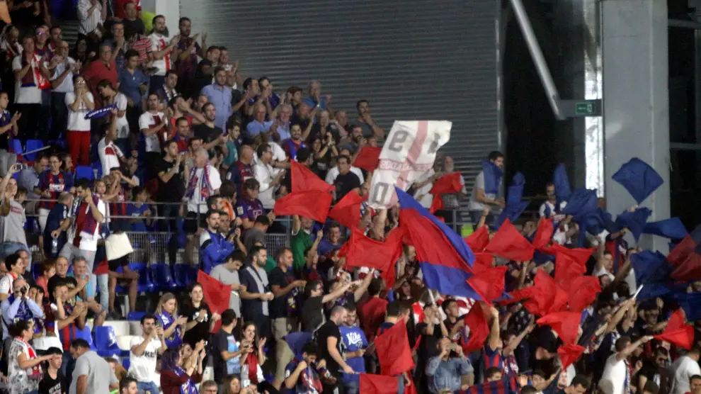 Aficionados del Huesca en El Alcoraz durante el partido que enfrentó a los azulgranas con el Rayo Vallecano.