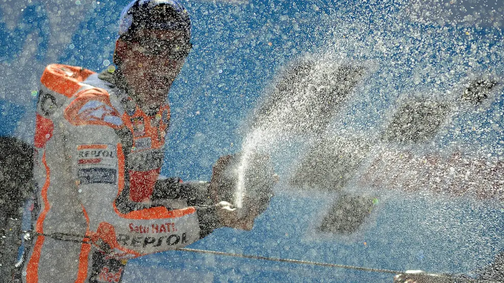 Marc Márquez celebra eufórico la victoria en el Gran Premio Movistar de Aragón