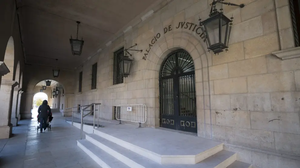 Imagen de la entrada principal al Palacio de Justicia de Teruel