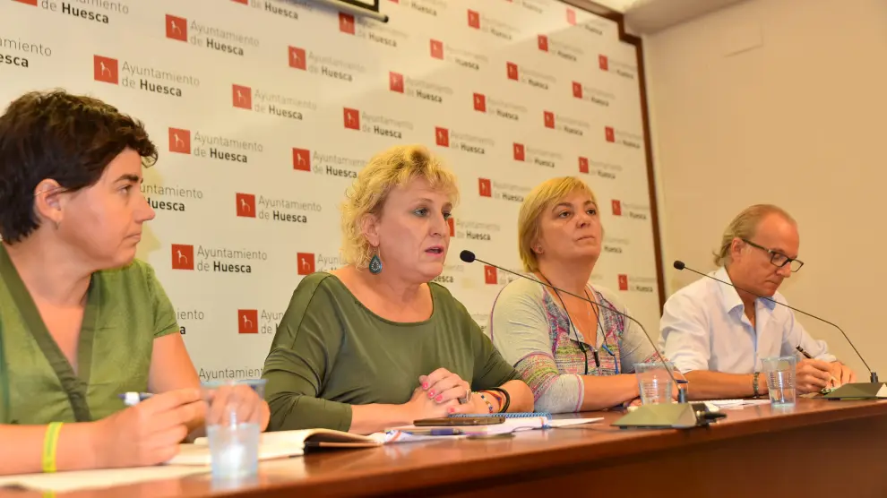 Las concejalas y el concejal de Cambiar Huesca en una reciente rueda de prensa.