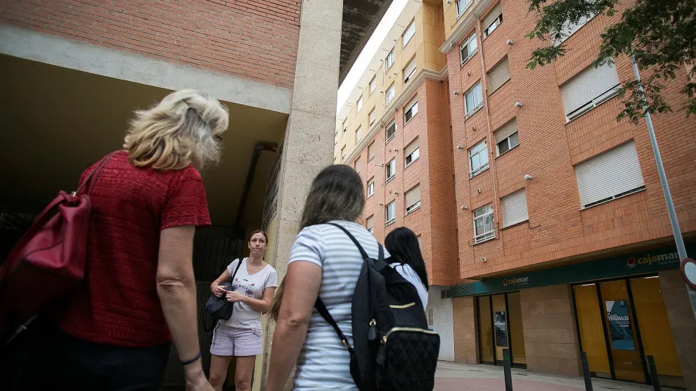 Un grupo de vecinos conversa en el lugar donde dos niñas de 2 y 6 años han sido asesinadas a cuchilladas en la ciudad de Castellón supuestamente por su padre, que posteriormente se ha suicidado arrojándose por la ventana de la vivienda, según han informado a EFE fuentes de la investigación. El suceso ha tenido lugar sobre las 5.30 horas de esta mañana, cuando se ha recibido una llamada en el 091 alertando de que un hombre se había lanzado por la ventana en la calle Río Adra de Castellón.-
