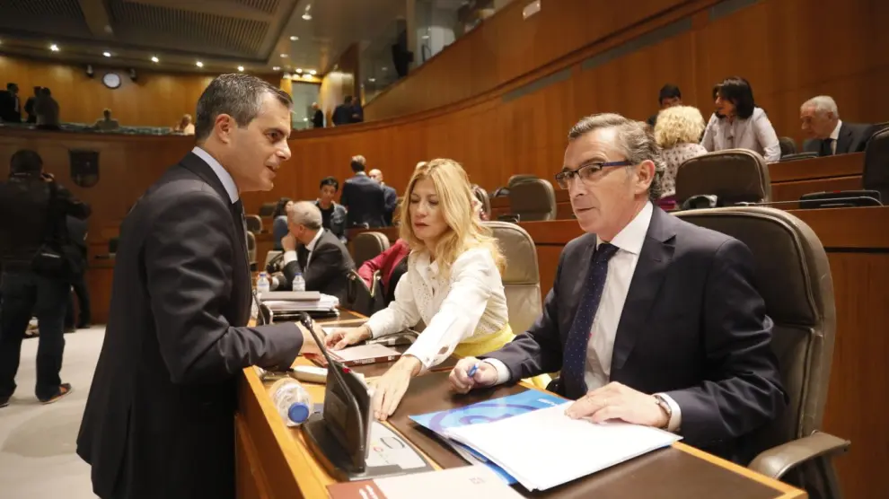 El presidente del PP-Aragón, Luis María Beamonte, con Javier Martínez (C's) y Mar Vaquero, en la segunda jornada del debate sobre el estado de la Comunidad.