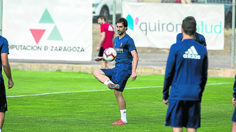 Íñigo Eguaras, durante el entrenamiento de ayer del Real Zaragoza.