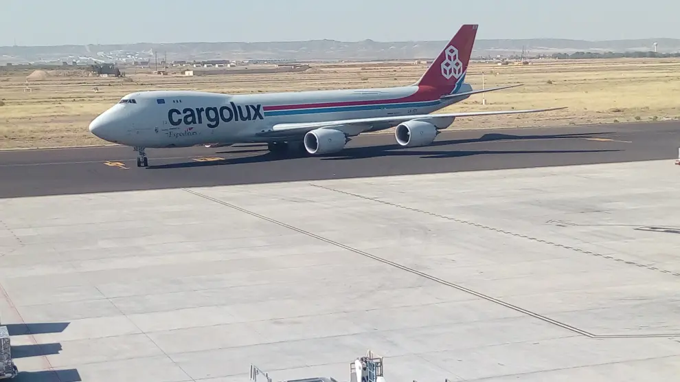 Un avión en el aeropuerto de Zaragoza