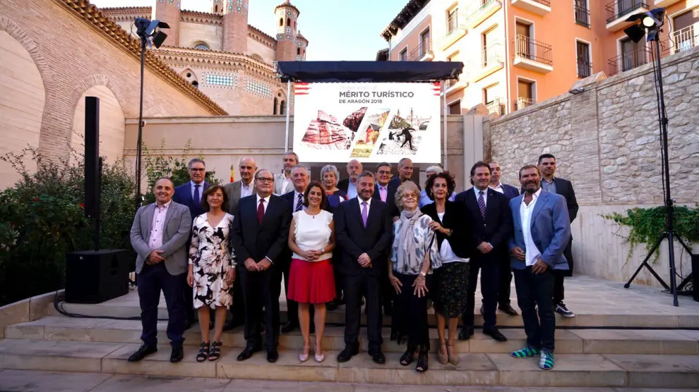 Los premiados con la placa del mérito turístico de Aragón posan en San Pedro de Teruel con responsables políticos.