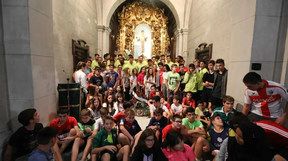 Los futbolistas del Huesca han posado en la capilla de San Lorenzo junto a los estudiantes.
