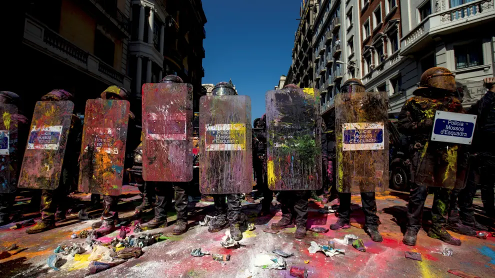 Los Mossos cargan contra independentistas para proteger la manifestación de policías y guardia civiles en Barcelona.