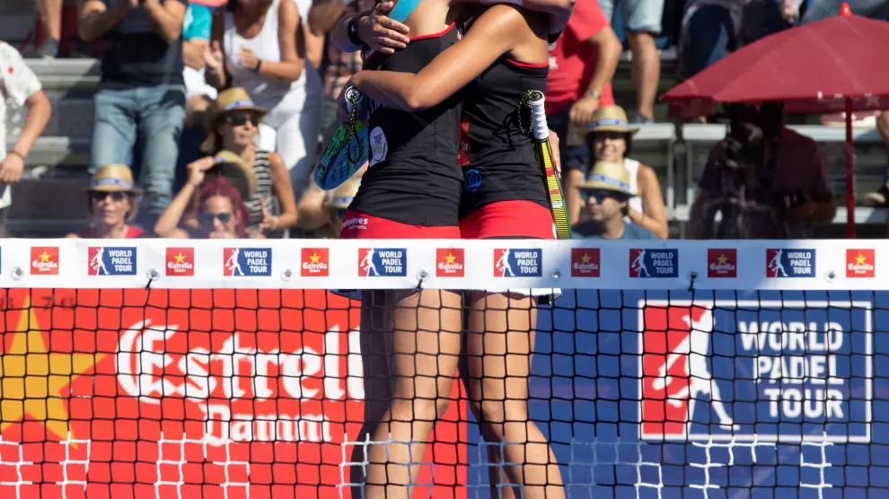 Las hermanas Mapi y Majo Sánchez Alayeto se abrazan tras ganar a la pareja formada por Carolina Navarro y Cecilia Reiter.