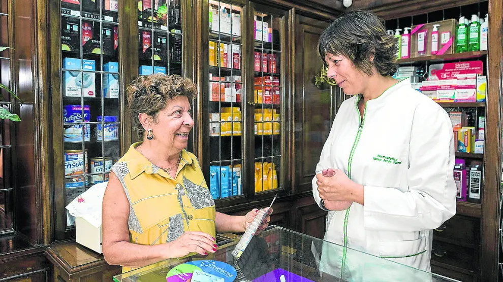 Marisa Millán con su farmacéutica, Idoya Jorge, en su establecimiento de San Pablo.