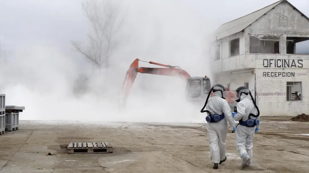 Ensayos con una nube artificial en Inquinosa para ver el alcance del polvo de cara a la demolición