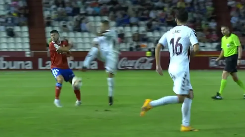 Momento en el que Papunashvili cae mal con el tobillo izquierdo tras recibir el balonazo de Acuña en la rodilla derecha.
