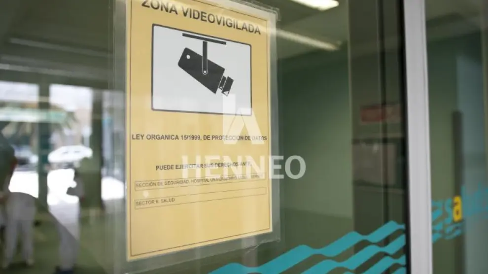 Un cartel en una zona sanitaria que informa de la videovigilancia