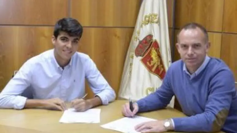Enrique Clemente, junto con el presidente del Real Zaragoza, Christian Lapetra, en el acto de la firma de su nuevo contrato este lunes.