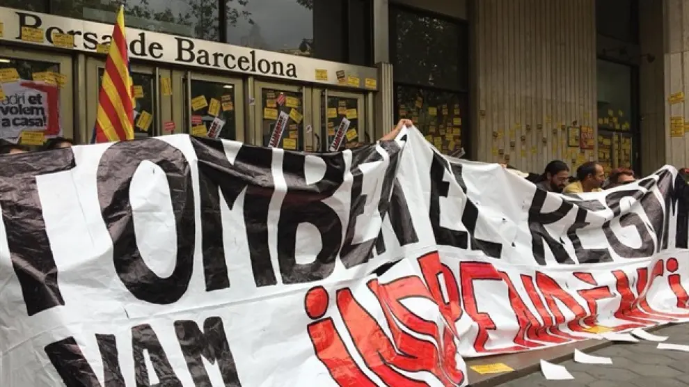 Dos miembros de los CDR se encadenan a la entrada de la Bolsa de Barcelona junto a unos 100 activistas