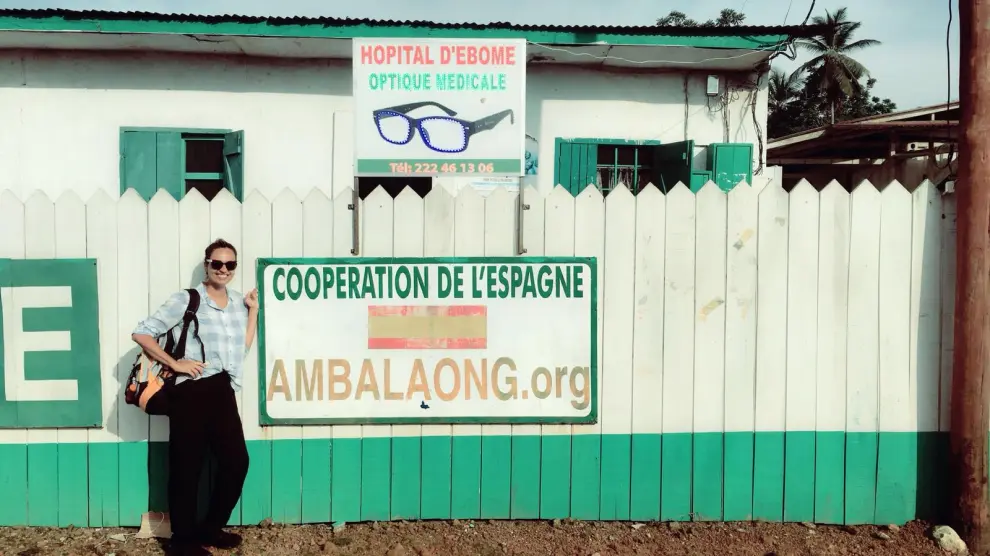 La óptica canaria Gadir Fadhil durante su voluntariado en Camerún (África), de la mano de la Fundación Ilumináfrica.