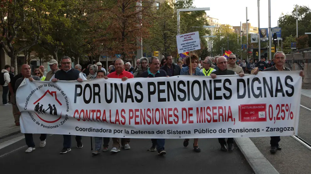 Foto de archivo de una manifestación de pensionistas por el centro de Zaragoza.