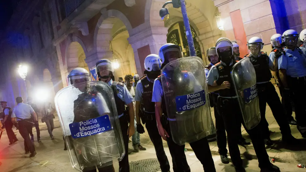 Los Mossos d'Esquadra protegiendo el Parlamento de Cataluña durante el 1-O.