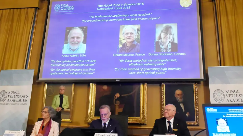 Momento en el que la Academia sueca ha anunciado el nombre de los tres ganadores del Premio Nobel de Física.