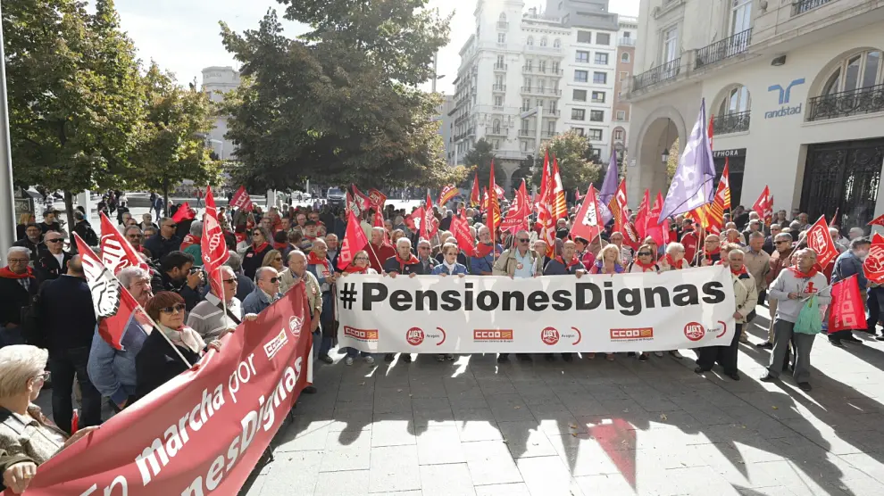 Concentración de pensionistas convocada por CC. OO. y UGT Aragón.