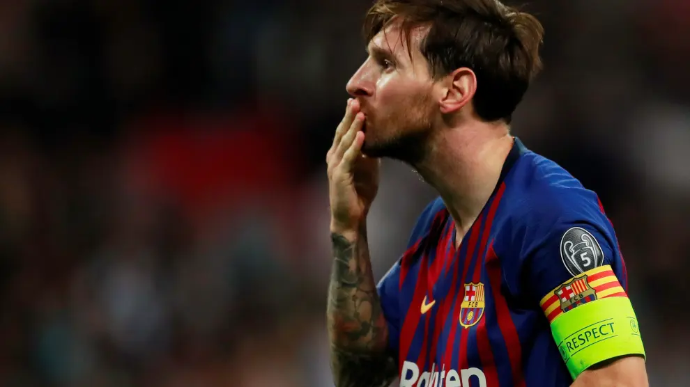 Messi celebró un gol lanzando un beso a la cámara.