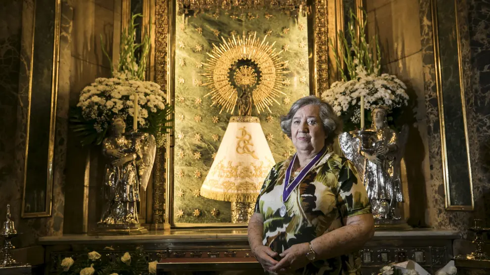 La zaragozana Rosa María Gil, con la medalla de las Damas de la Corte de Honor, ante la Virgen del Pilar en la Santa Capilla.