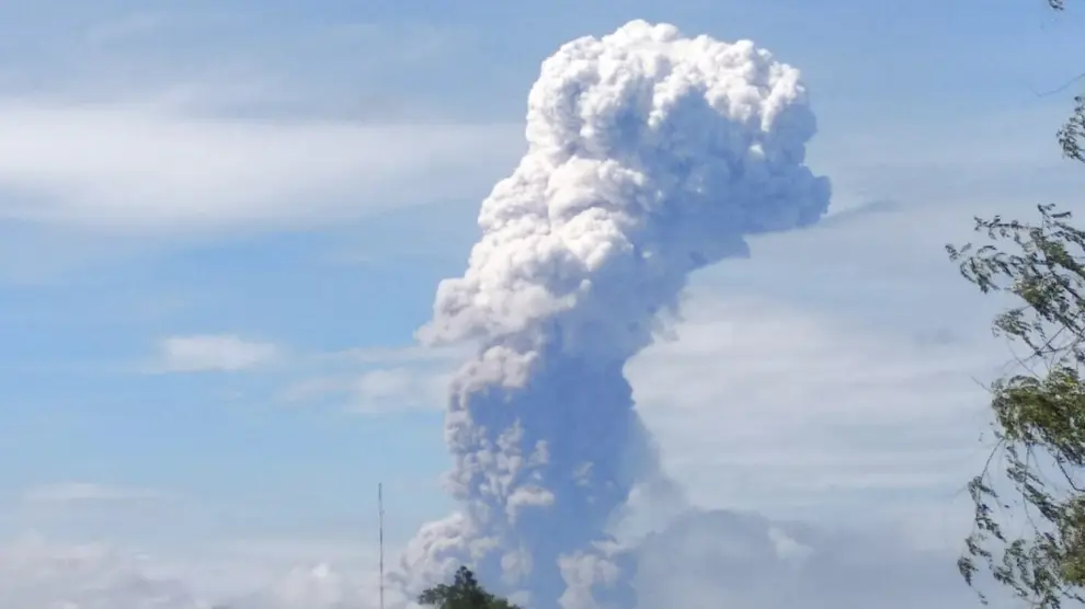 Erupción del volcán Soputan en la isla indonesia de Célebes afectada por el tsunami.