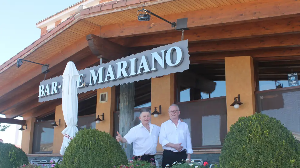 De izquierda a derecha, Manolo Hernández y Mariano Sanz, socios del restaurante Mariano de Calamocha. Se jubilan a los 63 años, después de toda una vida dedicada a la hostelería.