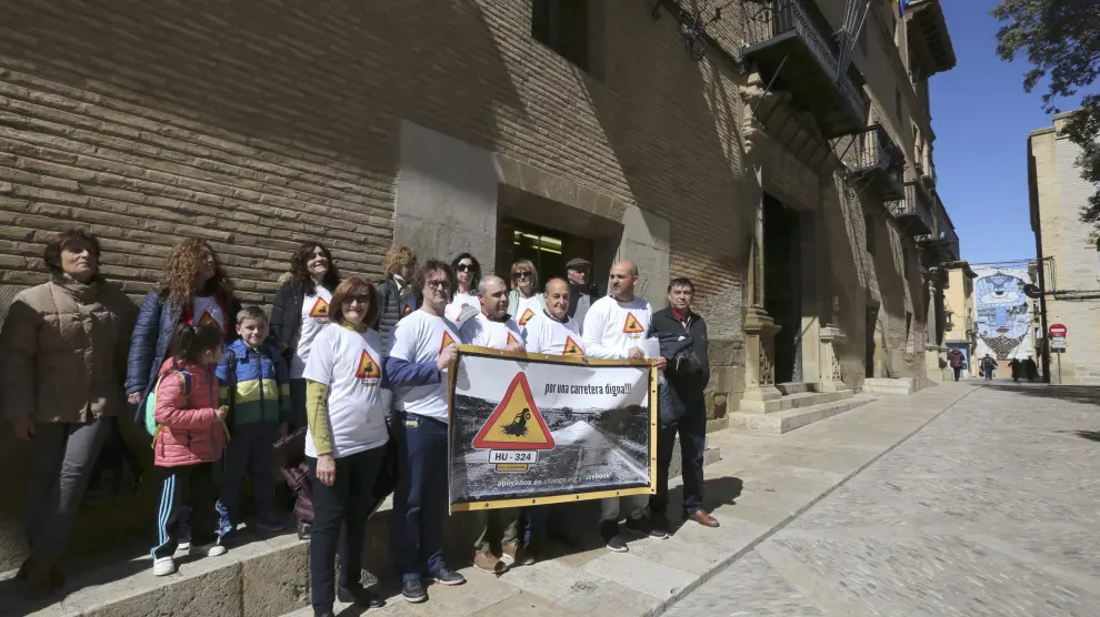 Vecinos de Apiés entregaron en el Ayuntamiento de Huesca cientos de firmas por el arreglo de la carretera.